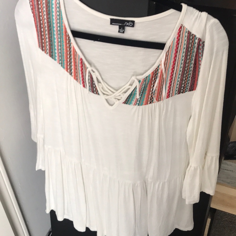 FLOWY WHITE TOP WITH COLORED ACCENT THREADING